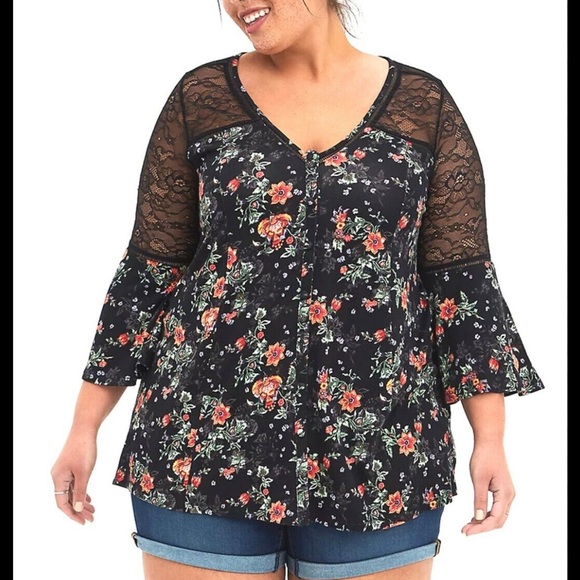 Floral top with lace detail and 3/4 bell sleeves torrid size 4 - Picture 1 of 4